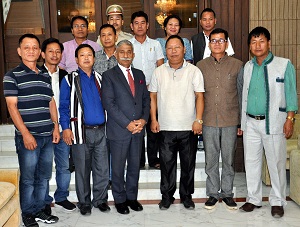 The Governor of Arunachal Pradesh Brig. (Dr.) B.D. Mishra (Retd) with delegation of Arunachal Pradesh Congress Committee led by its President Shri Takam Sanjay at Raj Bhavan, Itanagar on 9th November 2017. 